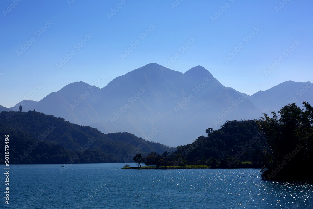 The famous scenery of Sun Moon Lake in central Taiwan, the lake in front of the lake is shining with light and light, and the beautiful mountain scenery is very beautiful.
