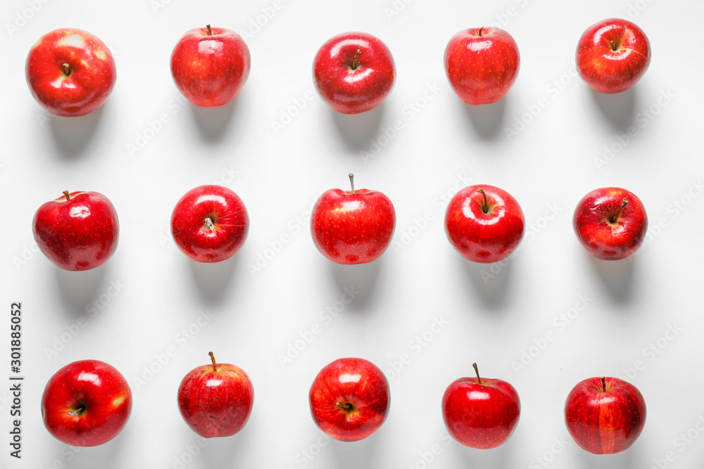 Fresh ripe apples on white background - obrazy, fototapety, plakaty 