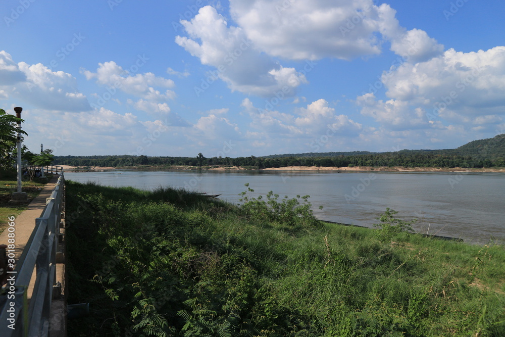 Fototapeta premium travel kongriver thai-lao ubonratchathani moutian tree sky