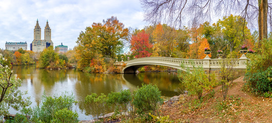 Bilder mit Rahmen Central Park New York City Central Park fall autumn foliage Bow Bridge  © blvdone