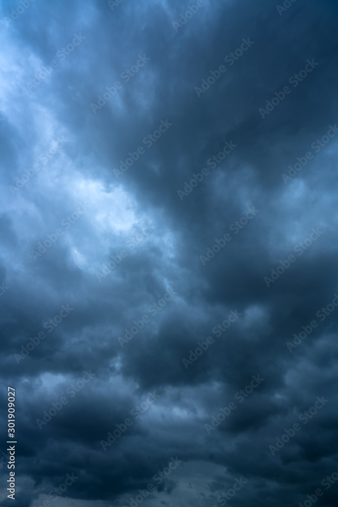 Fototapeta premium Dark thunderstorm clouds
