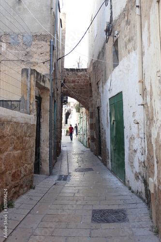 Fototapeta Naklejka Na Ścianę i Meble -  narrow streetAn old street in the Palestinian city of Acre in old town