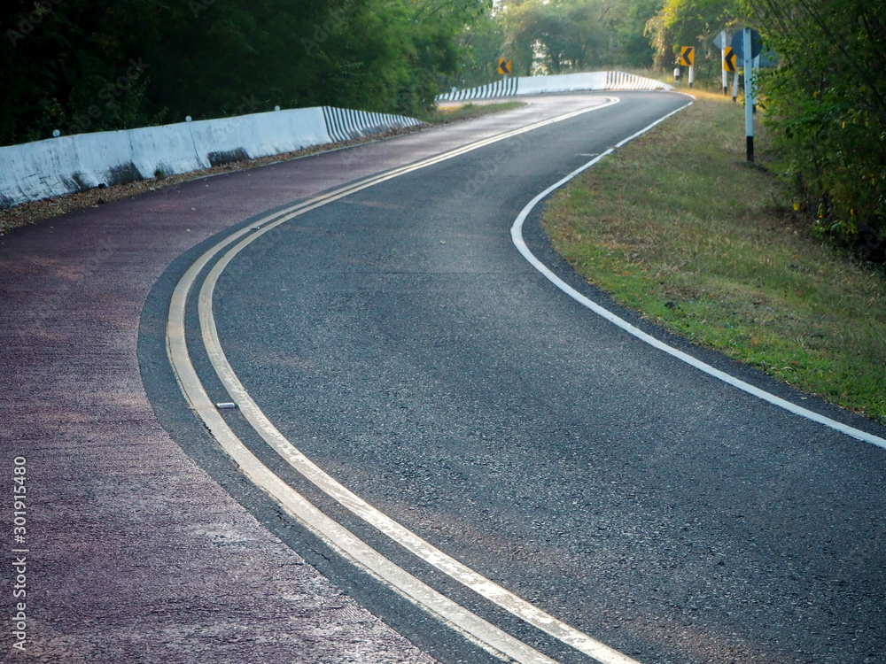 Obraz premium Road through natural areas With green trees