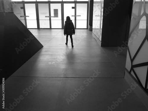 Tableau sur toile woman leaving the hall of a building