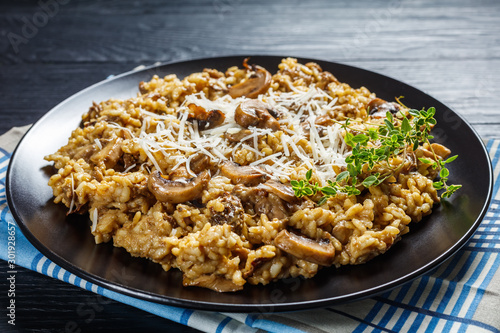 Fotografía wild mushrooms Creamy risotto on a plate