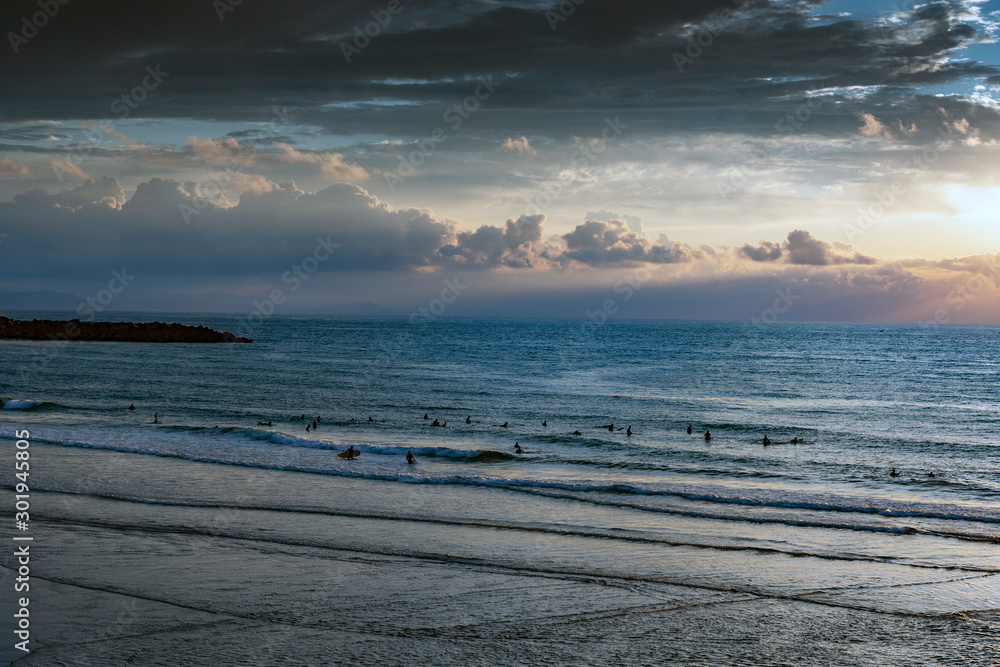 Obraz premium Evening by Bay of Biscay in Donostia, Spain.