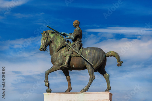 Obraz na plátně Gattamelata bronze equestrian statue among clouds, in the historic center of Pad