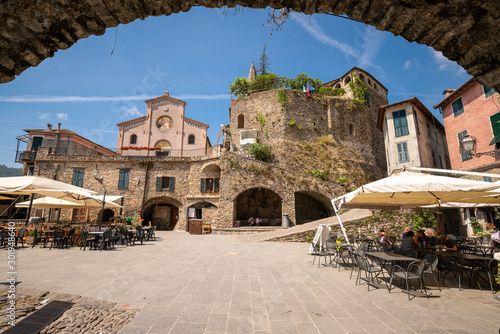 Vista del borgo medievale di Apricale, Liguria, Italia photo