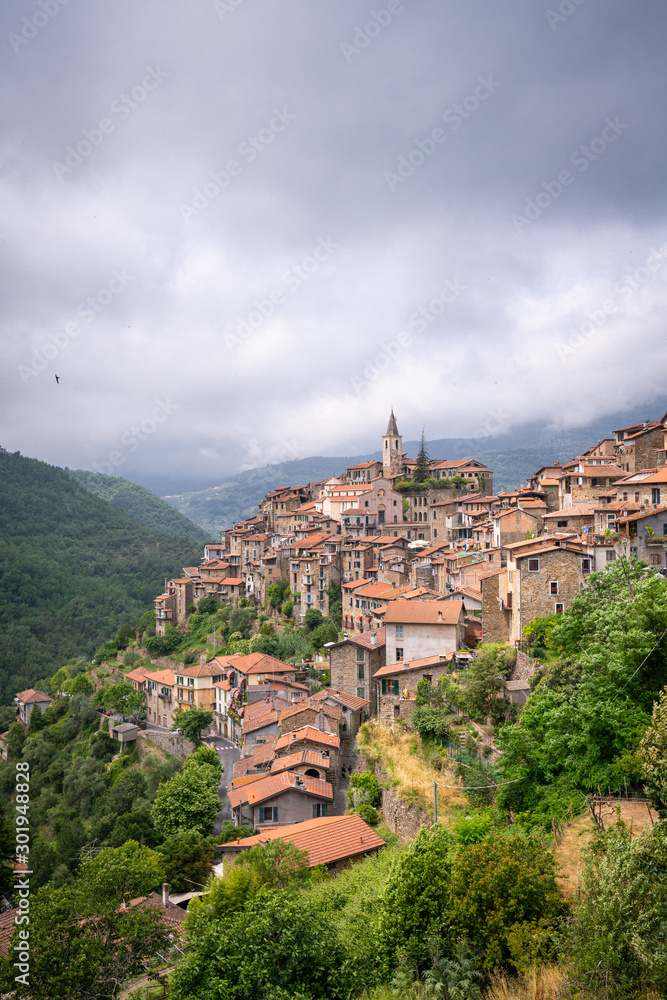 Vista del borgo medievale di Apricale, Liguria, Italia