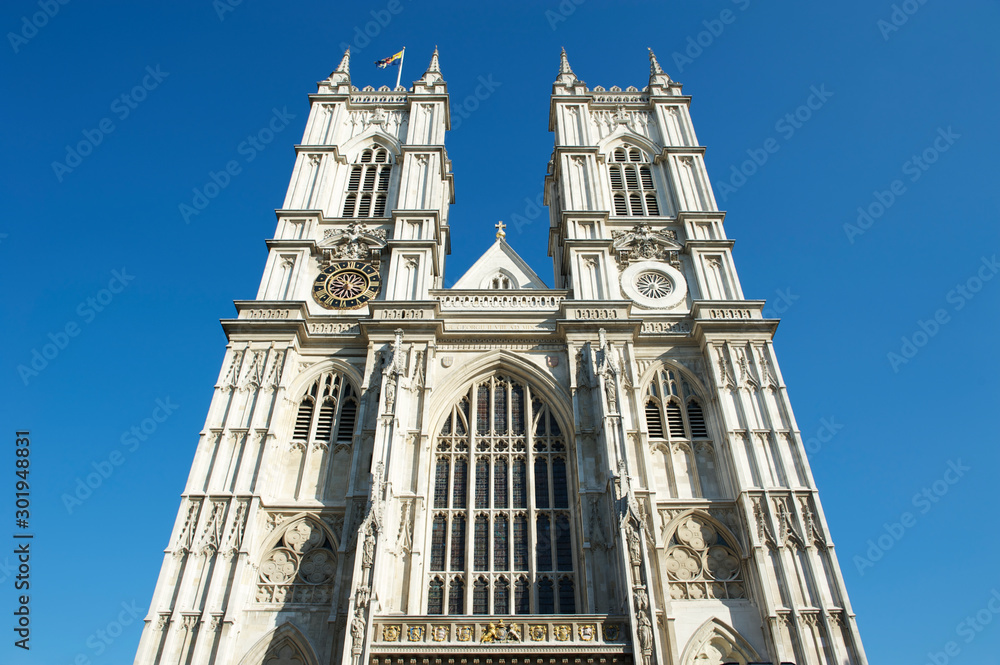 Fototapeta premium Bright sunny afternoon view of the gothic Western facade of Westminster Abbey, in London, UK