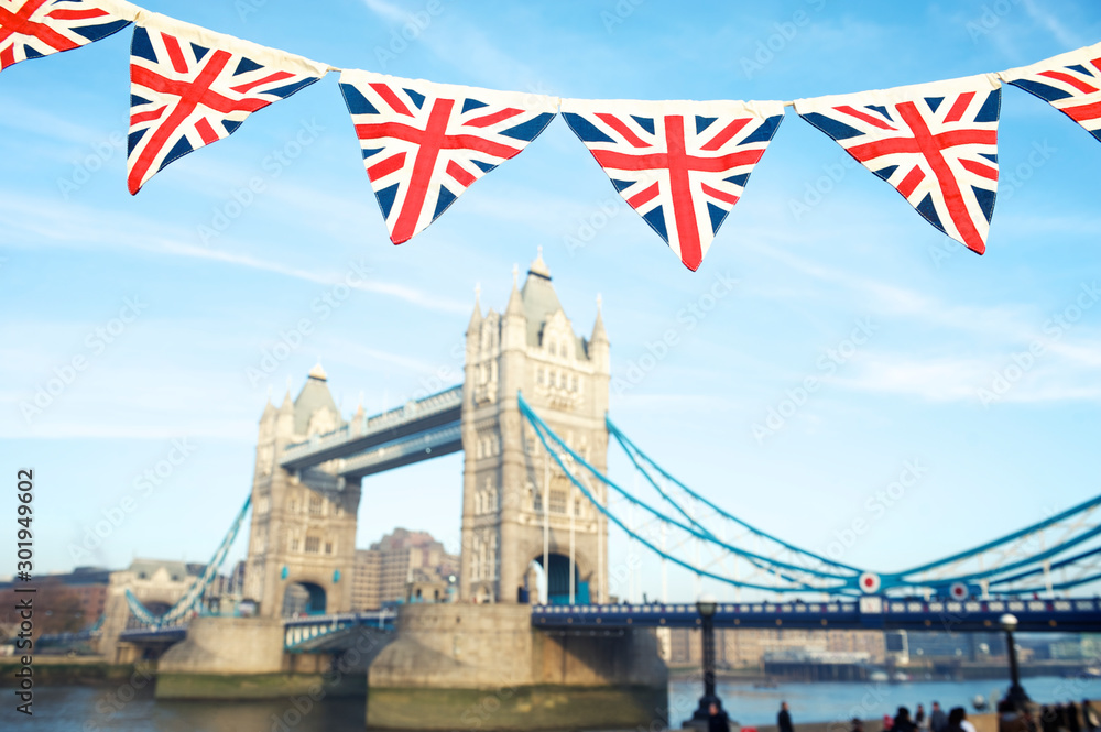 Obraz premium Classic blue sky view of Tower Bridge with vintage Union jack pennant bunting in London, UK