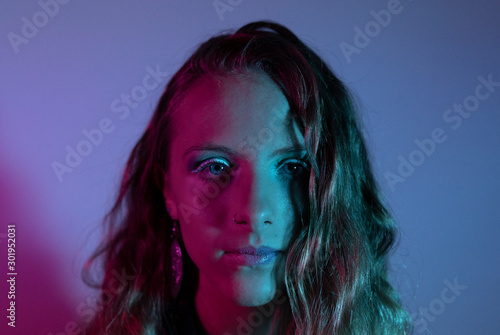 retrato mujer adolescente con luces de neon