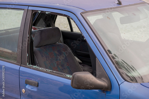 Obsolete car with broken window © VicVaz