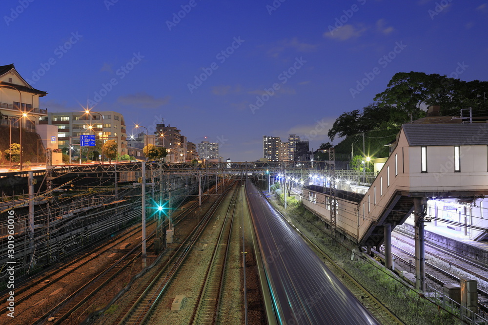 神奈川駅と東海道線の線路 (夜景)