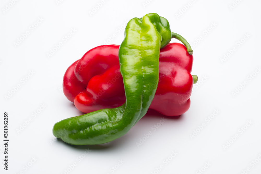 Pimineto rojo y pimiento verde, maduro se puede comer crudo en ensaladas o bien se puede cocinar, rellenar Pimineto rojo y pimiento verde, maduro se puede comer crudo en ensaladas o bien se puede cocinar, rellenar