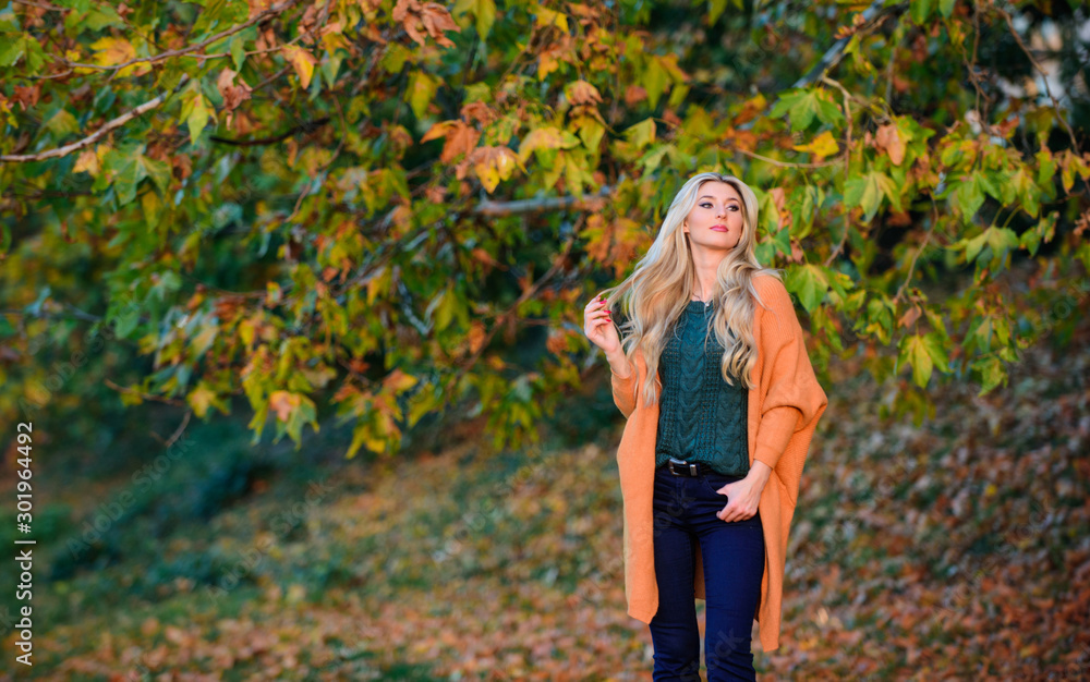 Cozy outfit ideas for weekend. Woman walk sunset light. Cozy casual outfits  for late fall. Comfortable outfit. Girl adorable blonde posing in warm and  cozy outfit autumn nature background defocused foto de