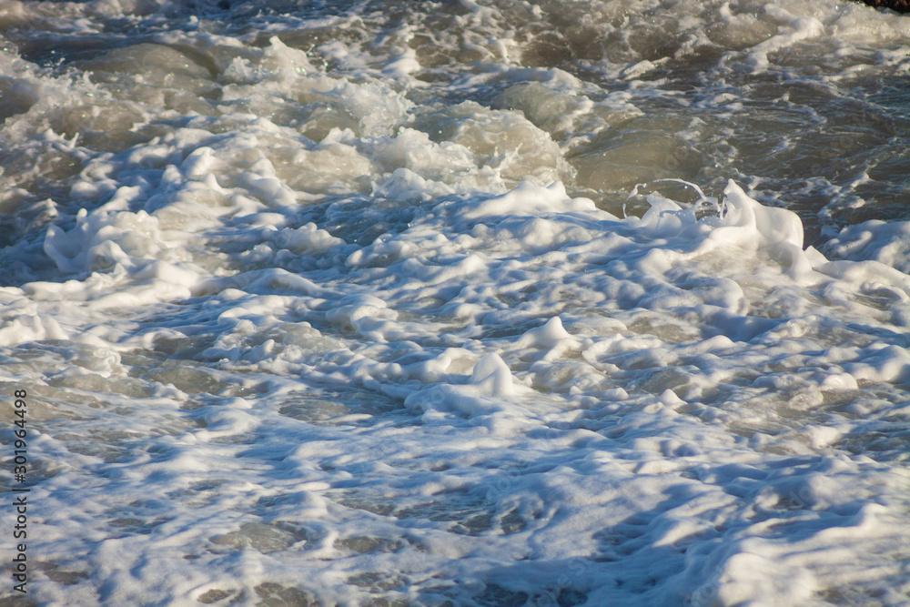 Ondas do mar e rochas na praia do litoral paulista