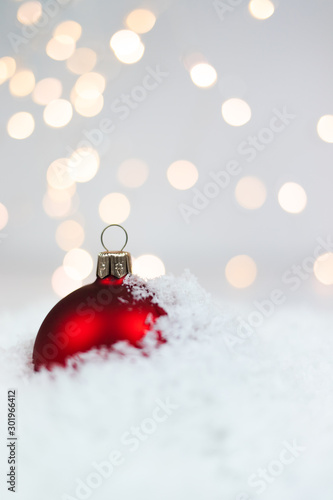 Czerwona bombka na śniegu, święta, czas z rodziną, klimat