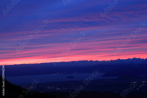 Obraz na plátně BEAUTIFUL SUNSET OVER THE LAKE FROM TOP OF THE MOUNTAIN