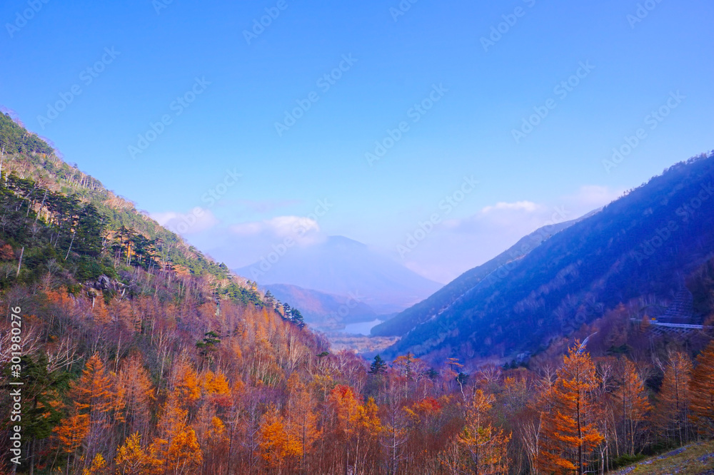 金精峠から見る紅葉と湯の湖