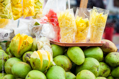 Fototapeta Naklejka Na Ścianę i Meble -  Traditional cart of an street vendor of tropical fruits in the city of Cali in Colombia