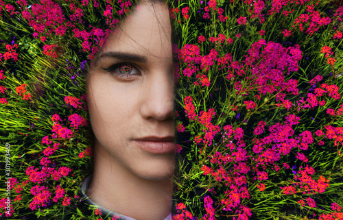 artystyczny-portret-twarzy-kobiety-i-pola-kwiatow
