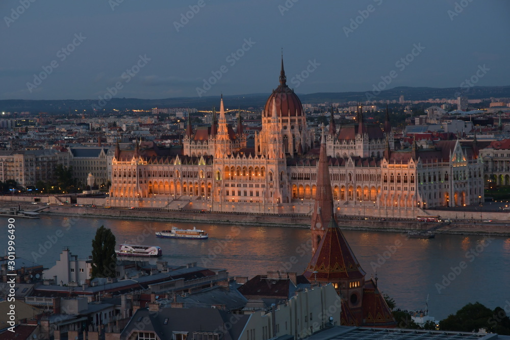 Coucher de soleil sur le parlement Hongrois à Budapest