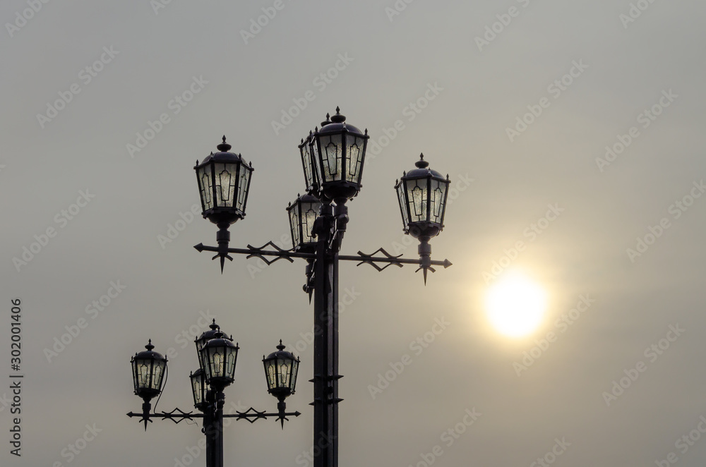 Obraz premium A lamppost with five lamps.