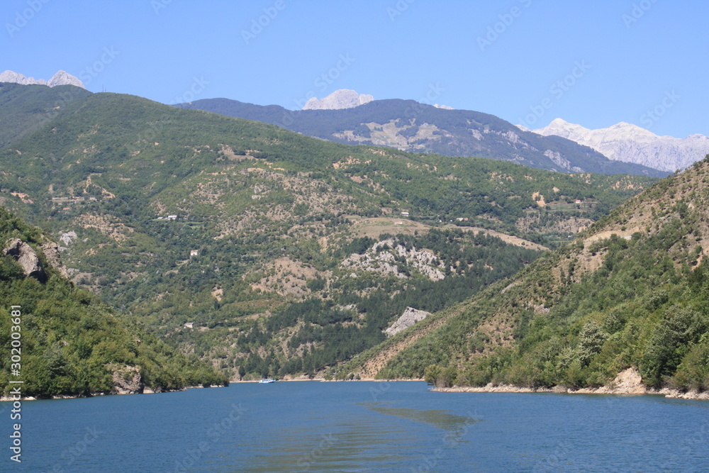 le lac de Koman, Albanie