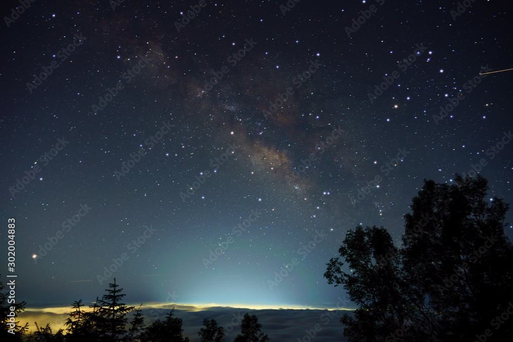 星空と雲海の幻想的な風景 / Fantastic landscape of starry sky and sea of clouds 星空と雲海の幻想的な風景 / Fantastic landscape of starry sky and sea of clouds