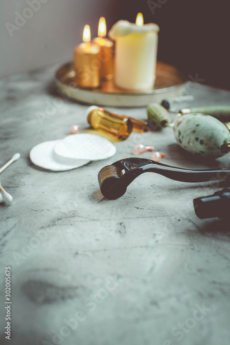 Dermaroller and serum next to an anti aging face cream Beauty industry Close-up Dermaroller for medical micro needling therapy Derma roller mesoroller for mesotherapy Copy space Selective focus