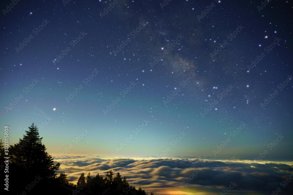Naklejka premium 星空と雲海の幻想的な風景 / Fantastic landscape of starry sky and sea of clouds