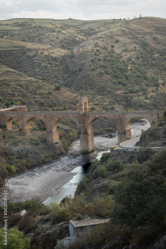 Roman bridge of Alcantara in arch built between 103 and 104. It crosses the Tajo river.