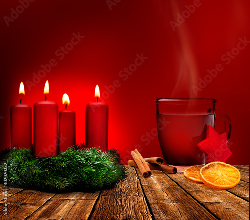 Heißes Getränk  mit Gewürzen zur Weihnachstzeit