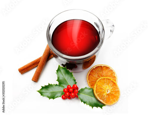 Heißes Getränk  mit Gewürzen zur Weihnachstzeit
