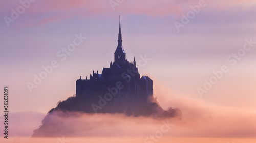 Photo Panoramic view of famous Le Mont Saint-Michel tidal island in beautiful sunrise
