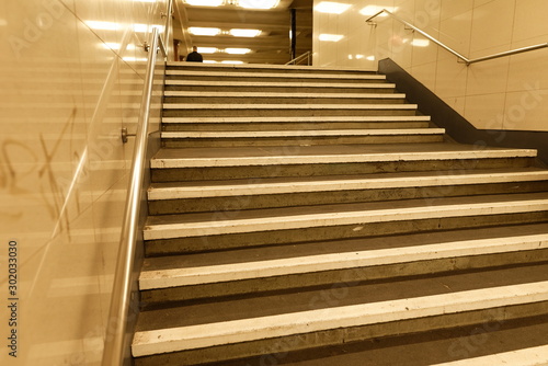 Mann und Treppe im U-Bahnhof Fehrbelliner Platz in Berlin