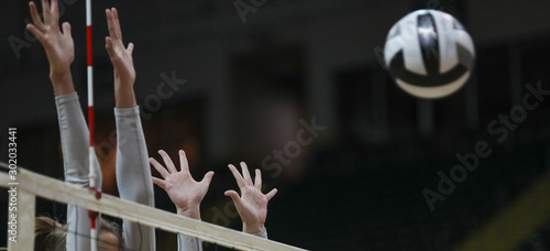 Fotografia Hands are up as two defenders attempt to block a shot