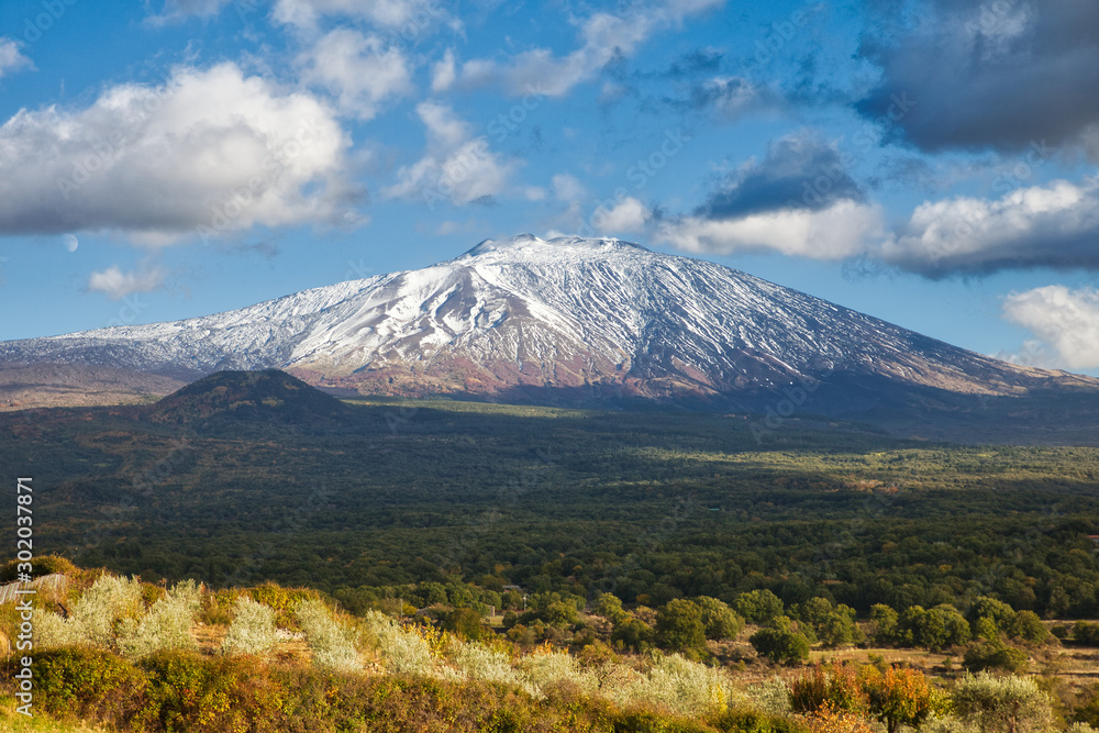 Naklejka premium Etna panorama with snow
