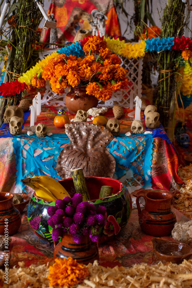 Ofrenda del Día de Muertos, es altar que forma parte de tradiciones mexicanas del Día de Muertos, que consiste en instalar objetos domésticos en honor de los muertos de la familia