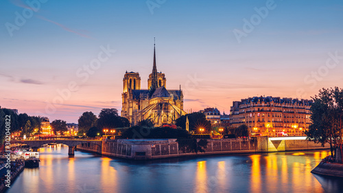 Katedra Notre Dame de Paris, Francja. Katedra Notre Dame de Paris, najpiękniejsza katedra w Paryżu. Malowniczy zachód słońca nad katedrą Notre Dame de Paris, zniszczoną w pożarze w 2019 r., Paryż.