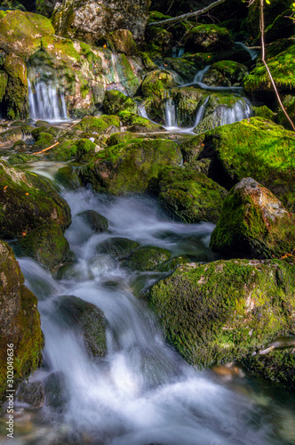 agua entre piedras