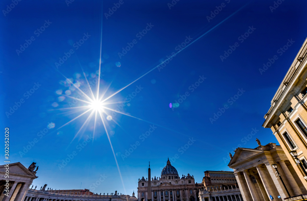 Naklejka premium Sun Rays Saint Peter's Square Vatican Rome Italy