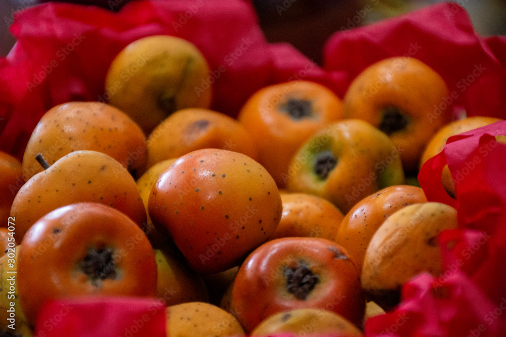 Canasta con tejocotes frescos, es una fruta mexicana ocupada durante festividades navideñas. Crataegus mexicana, tambiém conocida como manzanita, manzana de Indias, manzana chilena, tejocotera