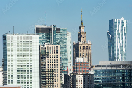 Nowoczesne wieżowce w Warszawie w słoneczny dzień, Polska #302055005