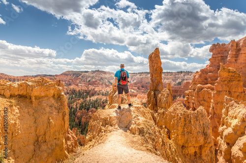 Fototapete Male tourist enjoying the scenic view at the Bryce Canyon, Utah