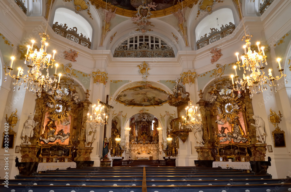 Klosterkirche Altomünster, Innenraum mit Haupt- u.Seitenaltar