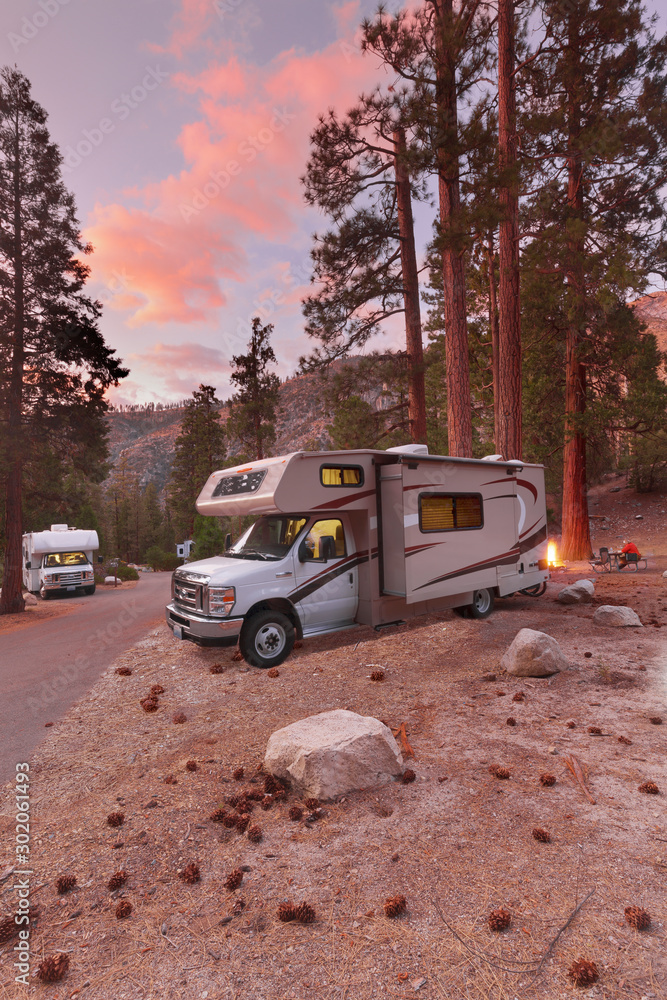 Campen mit dem Wohnmobil am Moraine  Campground im Kings Canyon National Park, CA, USA