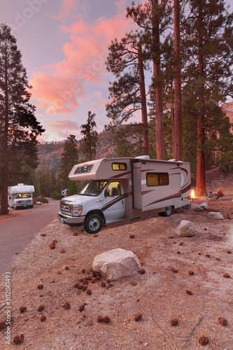 Campen mit dem Wohnmobil am Moraine  Campground im Kings Canyon National Park, CA, USA