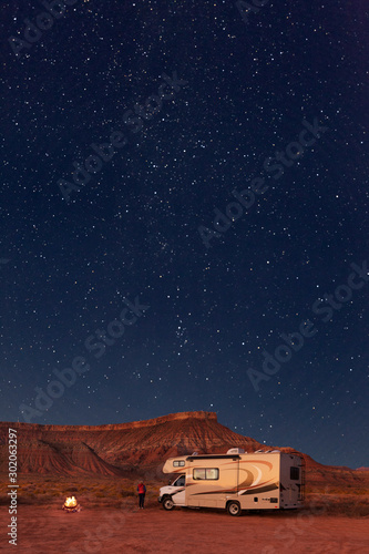 Campen mit dem Wohnmobil unter Sternenhimmel und Milchstraße, mit Blick auf die Hurricane Mesa, La Verkin BLM, UT, USA